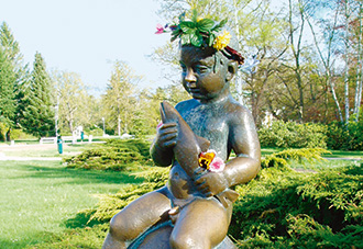 Statue von František, kurz Franzl mit Blumemschmuck