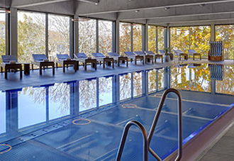 Schwimmbad mit 20 Meter Sportbecken