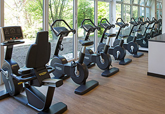 5 Ergometer am Fenster im Fitnessstudio