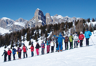 Eine Skigruppe mit einem Lehrer beim Training