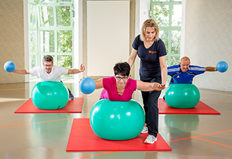 3 Personen Übungenm mit dem Gymnastikball