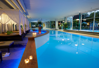 Schwimmbad mit Liegen